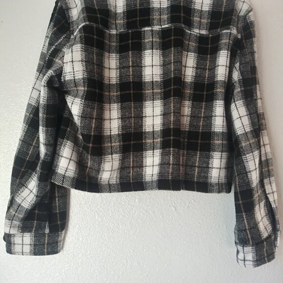 Love Tree women's size M black, white and tan plaid flannel cropped shacket - Picture 6 of 15